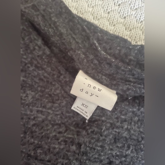 A new day long sleeve v-neck shirt - Picture 4 of 6